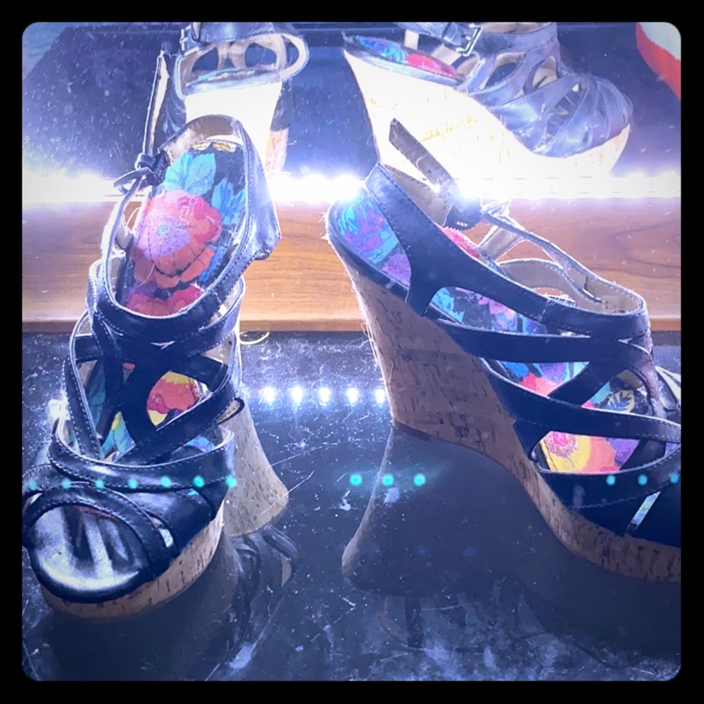 Wedge strappy shoes